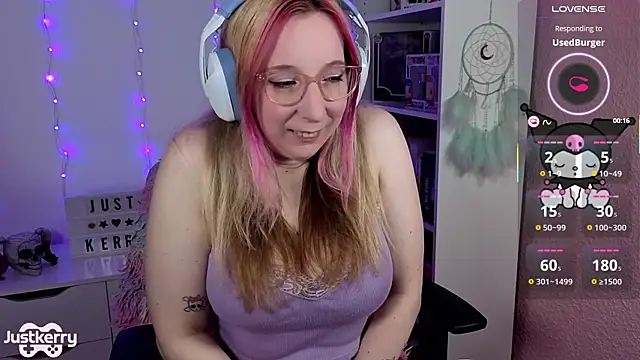 Snapshot of JustKerry chatting on November 10, 9:08 am JustKerry online show from November 10, 9:08 am