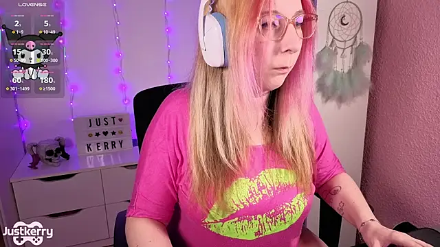 Snapshot of JustKerry chatting on November 11, 11:32 am JustKerry online show from November 11, 11:32 am