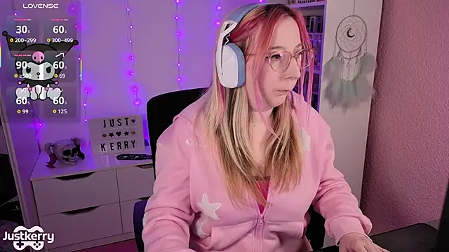 Snapshot of JustKerry chatting on November 13, 11:31 am JustKerry online show from November 13, 11:31 am