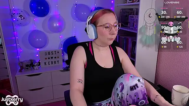 Snapshot of JustKerry chatting on November 19, 8:47 am JustKerry online show from November 19, 8:47 am