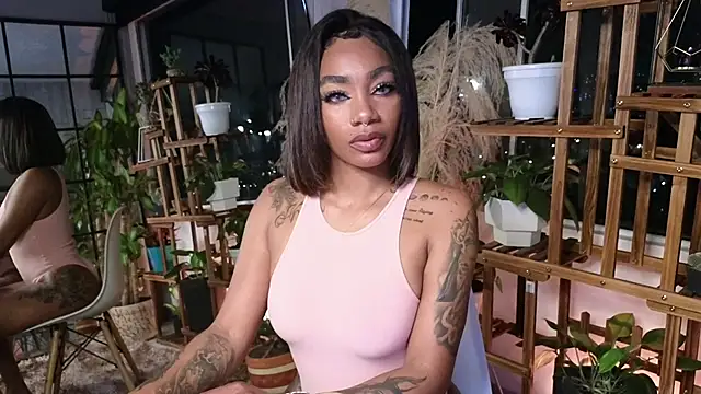 Snapshot of emely_brandon chatting on December 12, 2:15 am emely brandon online show from December 12, 2:15 am