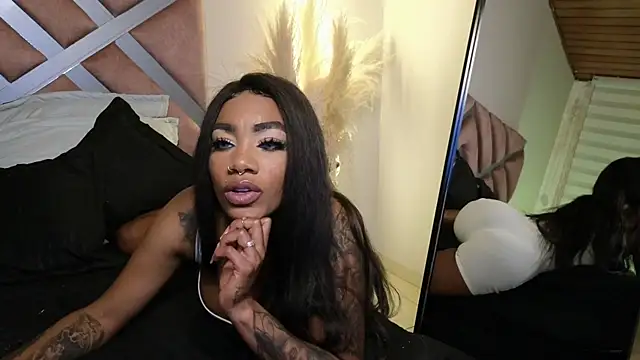 Snapshot of emely_brandon chatting on January 25, 3:30 am emely brandon online show from January 25, 3:30 am