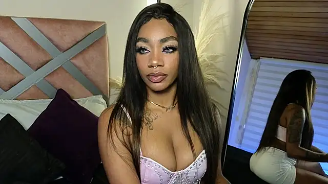 Snapshot of emely_brandon chatting on February 15, 1:21 am emely brandon online show from February 15, 1:21 am