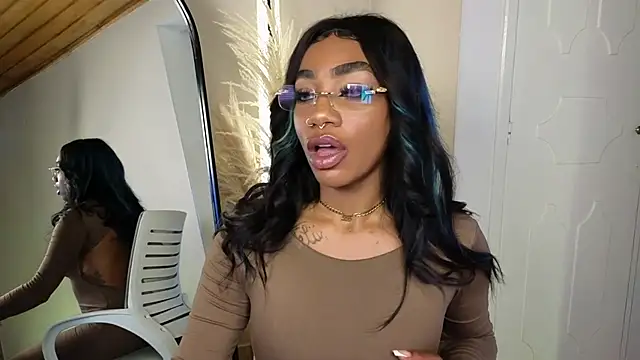 Snapshot of emely_brandon chatting on March 12, 4:46 pm emely brandon online show from March 12, 4:46 pm