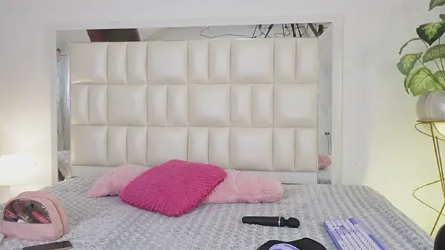 Anais aradia online show from March 15, 6:14 am