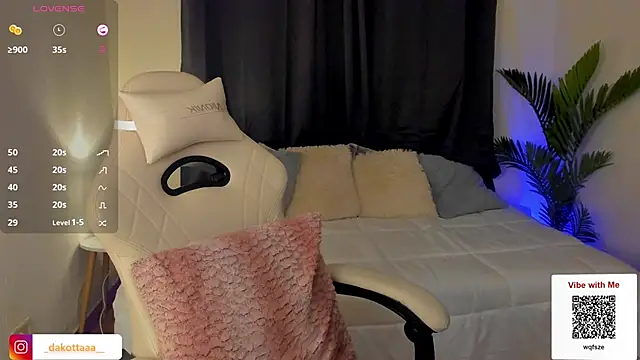 dakottaa  online show from December 18, 10:57 pm