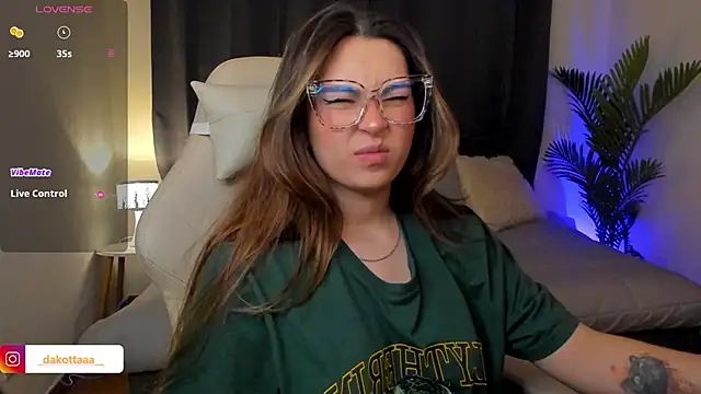 dakottaa  online show from November 28, 11:40 pm