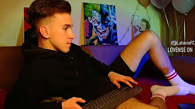 Snapshot of Midnighter_ chatting on December 7, 2:42 am Midnighter online show from December 7, 2:42 am