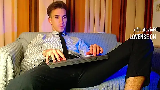 Snapshot of Midnighter_ chatting on November 24, 9:03 pm Midnighter online show from November 24, 9:03 pm