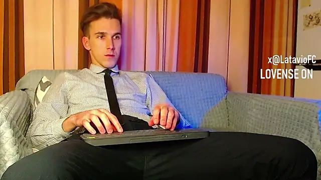 Snapshot of Midnighter_ chatting on November 28, 11:57 am Midnighter online show from November 28, 11:57 am