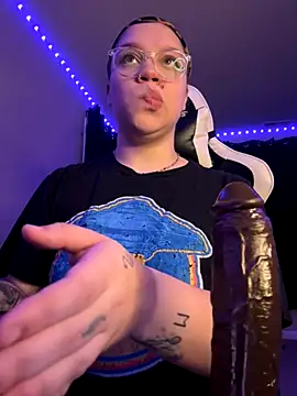 QueenNuttCollector online show from October 19, 9:54 am