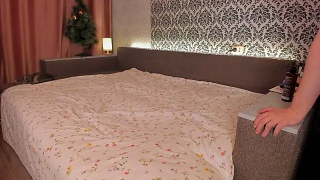 Snapshot of Sweet_p1ays chatting on December 14, 2:12 am Sweet p1ays online show from December 14, 2:12 am