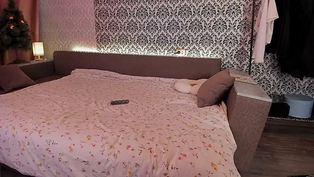 Snapshot of Sweet_p1ays chatting on December 19, 4:34 am Sweet p1ays online show from December 19, 4:34 am