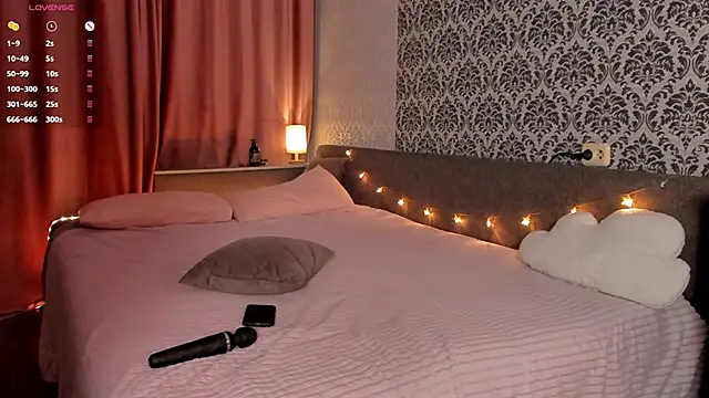 Snapshot of Sweet_p1ays chatting on October 22, 11:15 pm Sweet p1ays online show from October 22, 11:15 pm