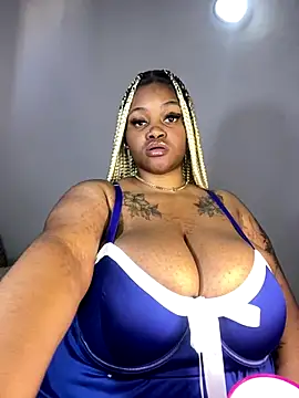 Snapshot of Yung-Missy chatting on December 6, 6:04 am Yung-Missy online show from December 6, 6:04 am