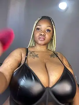 Snapshot of Yung-Missy chatting on December 13, 6:10 am Yung-Missy online show from December 13, 6:10 am