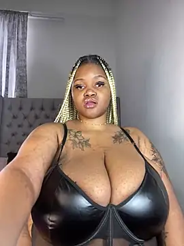 Snapshot of Yung-Missy chatting on December 19, 4:56 am Yung-Missy online show from December 19, 4:56 am