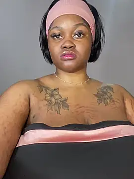 Snapshot of Yung-Missy chatting on January 22, 9:02 am Yung-Missy online show from January 22, 9:02 am