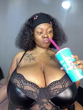 Snapshot of Yung-Missy chatting on January 28, 5:54 am Yung-Missy online show from January 28, 5:54 am