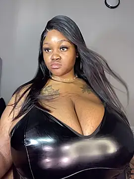 Snapshot of Yung-Missy chatting on February 10, 9:14 am Yung-Missy online show from February 10, 9:14 am