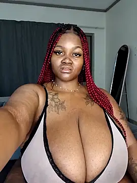 Snapshot of Yung-Missy chatting on October 4, 8:18 pm Yung-Missy online show from October 4, 8:18 pm