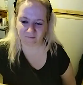 Snapshot of D_Marinna chatting on November 8, 8:07 pm D Marinna online show from November 8, 8:07 pm