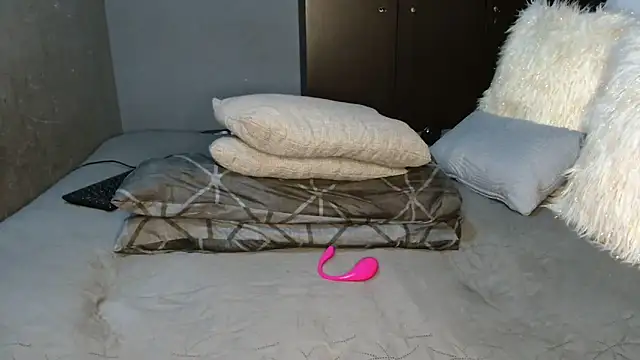 Snapshot of CURVEYDOLLXX chatting on January 7, 1:57 pm CURVEYDOLLXX online show from January 7, 1:57 pm