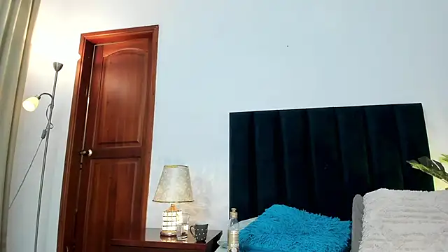 Nina Cavaali online show from December 19, 9:28 pm