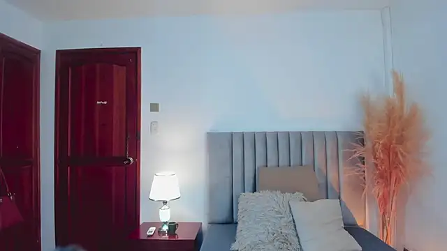 Nina Cavaali online show from December 28, 12:04 am