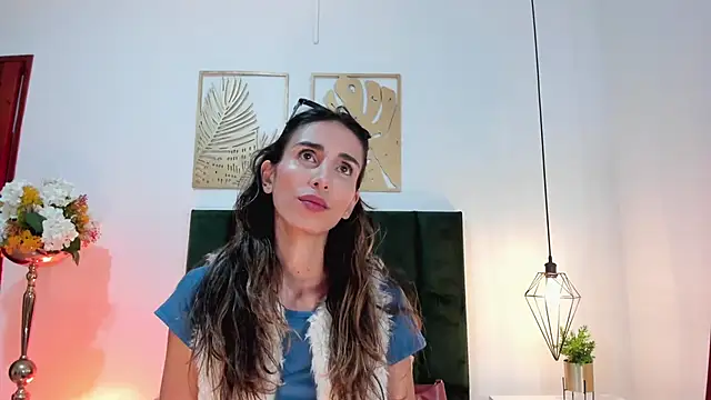 Nina Cavaali online show from December 31, 4:35 pm