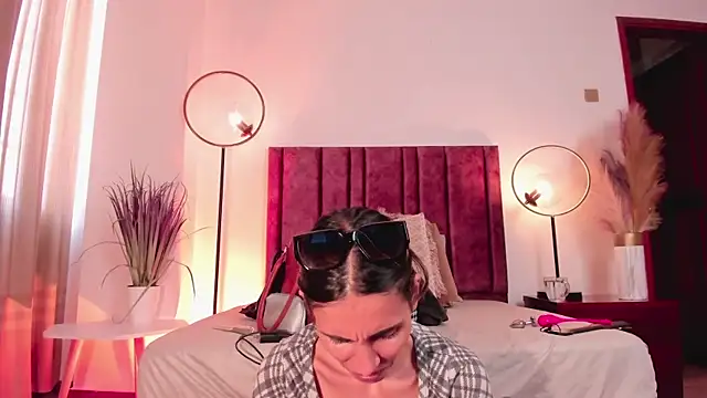 Nina Cavaali online show from January 18, 6:10 pm