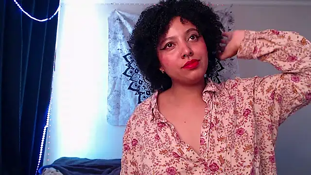 Snapshot of michell_bling1 chatting on December 15, 1:22 pm michell bling1 online show from December 15, 1:22 pm