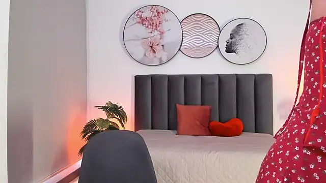 SaharaGarcia   online show from February 4, 9:31 pm