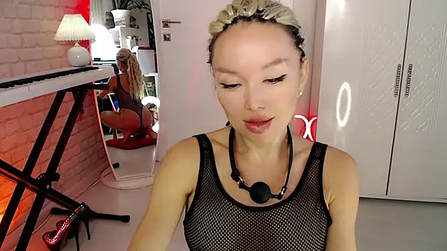 WhiteBunny online show from November 6, 2:18 pm