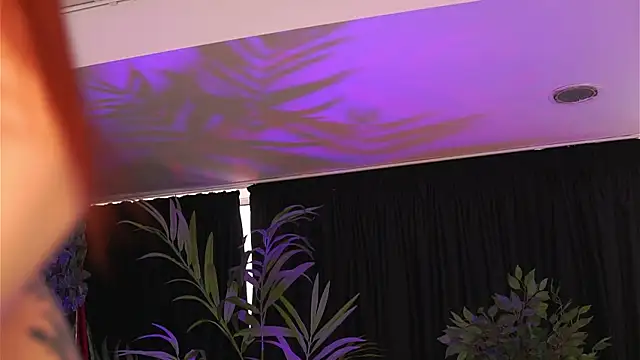 Snapshot of HotSkinnyX chatting on February 17, 6:20 am HotSkinnyX online show from February 17, 6:20 am