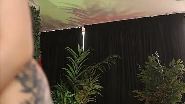 Snapshot of HotSkinnyX chatting on March 14, 5:27 am HotSkinnyX online show from March 14, 5:27 am