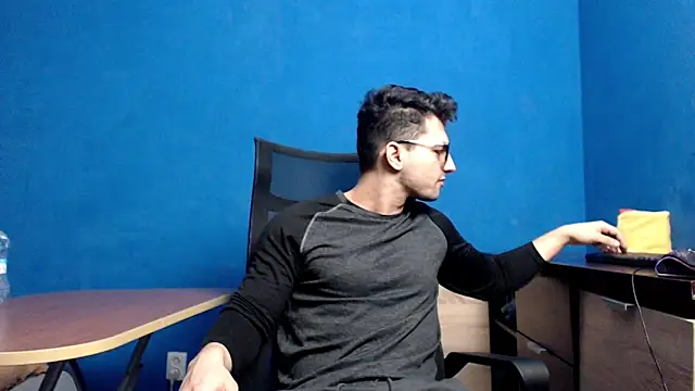 Snapshot of alex_blu chatting on December 2, 7:25 am alex blu online show from December 2, 7:25 am