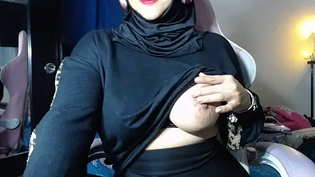 Snapshot of Jameela chatting on February 14, 1:56 am Jameela online show from February 14, 1:56 am