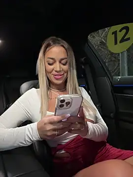 KirstieVegas online show from January 12, 4:29 pm