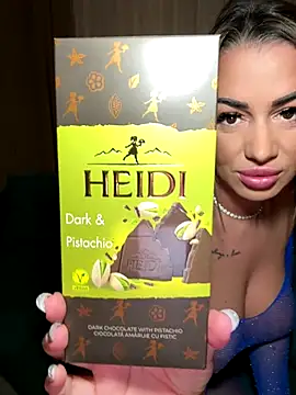 KirstieVegas online show from October 18, 4:52 pm