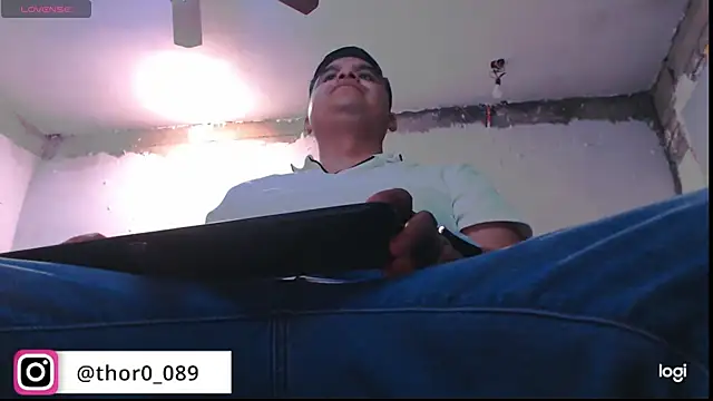 Snapshot of thor000089 chatting on October 14, 4:35 am thor000089 online show from October 14, 4:35 am