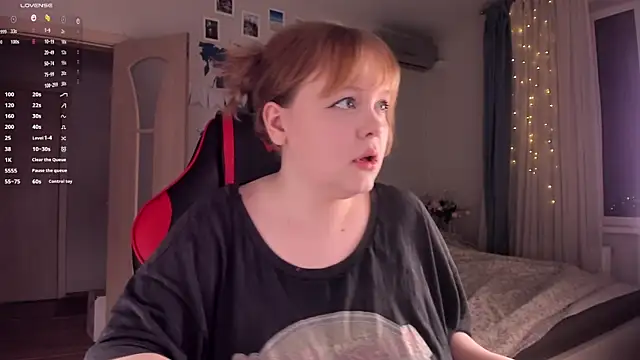 Snapshot of LisaLaas chatting on December 3, 10:29 pm LisaLaas online show from December 3, 10:29 pm