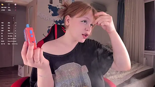 Snapshot of LisaLaas chatting on December 4, 1:36 am LisaLaas online show from December 4, 1:36 am