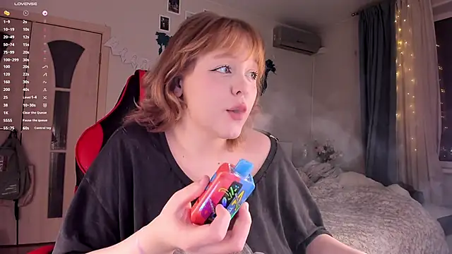 Snapshot of LisaLaas chatting on December 5, 8:00 pm LisaLaas online show from December 5, 8:00 pm