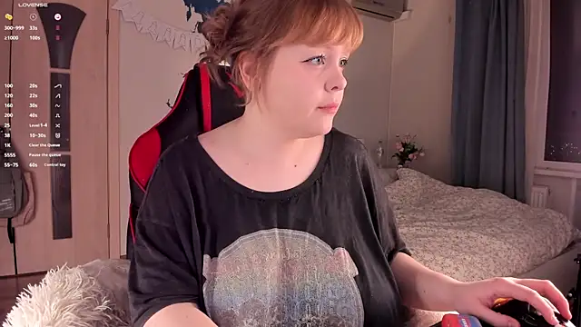 Snapshot of LisaLaas chatting on December 6, 2:17 pm LisaLaas online show from December 6, 2:17 pm