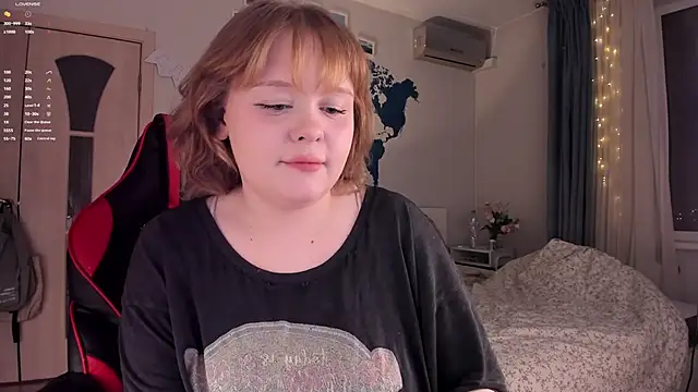 Snapshot of LisaLaas chatting on December 7, 2:35 pm LisaLaas online show from December 7, 2:35 pm