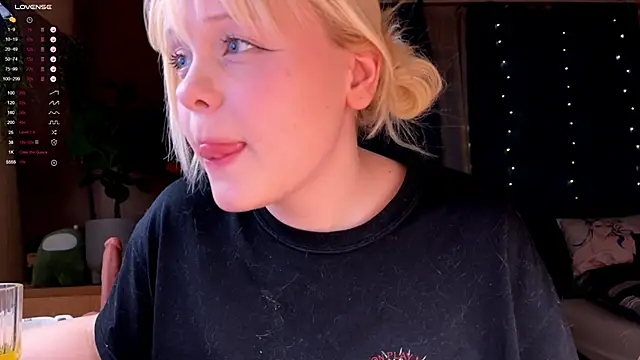 Snapshot of LisaLaas chatting on December 14, 2:55 pm LisaLaas online show from December 14, 2:55 pm