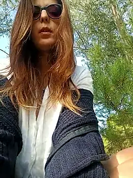 Snapshot of dolcehelena993 chatting on October 10, 8:35 am dolcehelena993 online show from October 10, 8:35 am