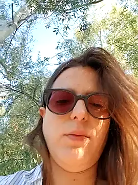 Snapshot of dolcehelena993 chatting on October 19, 7:42 am dolcehelena993 online show from October 19, 7:42 am