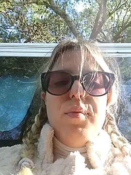 Snapshot of dolcehelena993 chatting on November 23, 10:15 am dolcehelena993 online show from November 23, 10:15 am